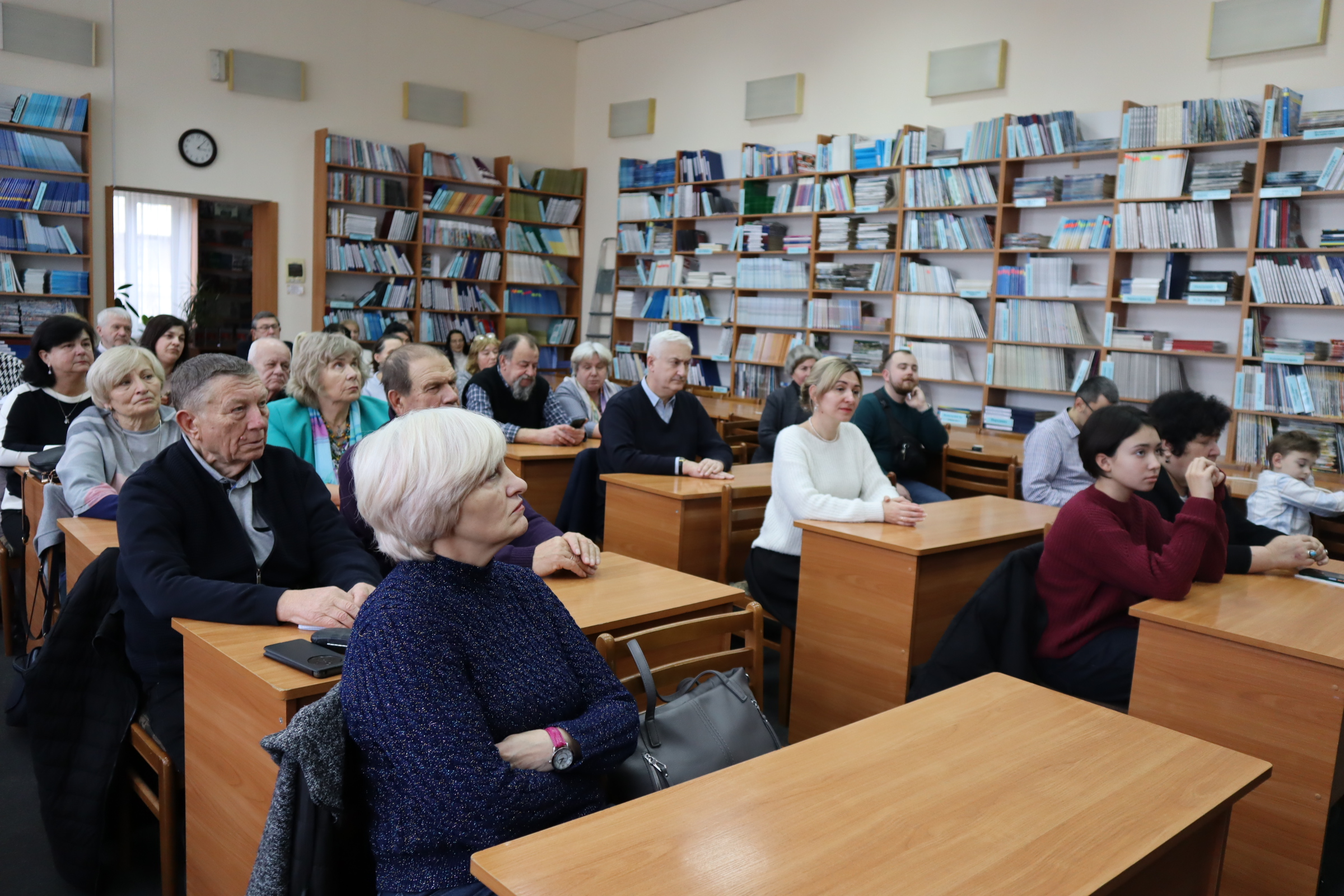 В Ужгороді презентували мілітарний роман Петра Ходанича "Жінка в зеленій сукні" (ФОТО)