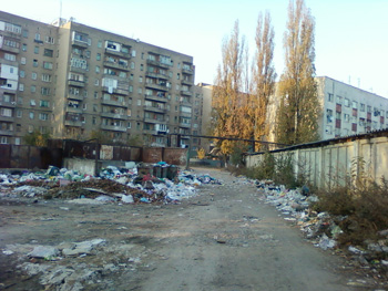 Мешканцям ужгородських багатоповерхівок сміття в дворах набридло (ФОТО)