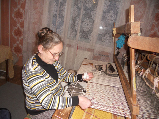 Василина Она — єдина на Тячівщині, хто тче тонкостінні вовняні джерги