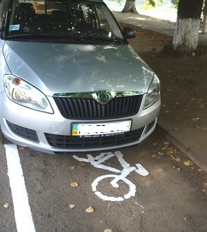 Єдину ужгородську велодоріжку використовують як парковку для авто
