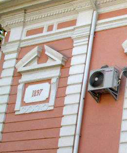 За встановлення кондиціонерів на історичних фасадах в Ужгороді каратимуть