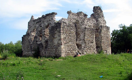 Руїни замку тамплієрів в Середньому гинуть від байдужості