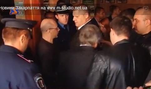 У День Ужгорода в міськраді міліція перешкоджала журналістам і покривала бандитів - сюжет М-Студіо (ВІДЕО)