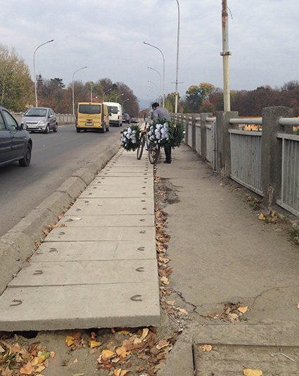 В Ужгороді "забули" відновити покриття пішохідної частини транспортного мосту (ФОТО)