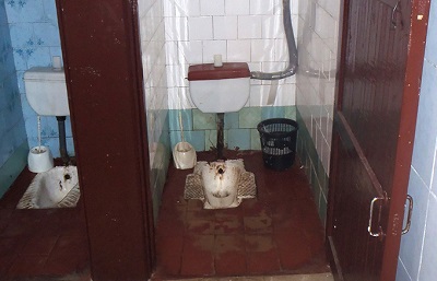 Ужгород: Замість туалетів – заіржавілі дірки