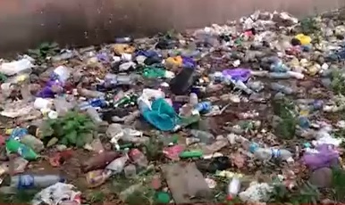 Мукачівський гуртожиток відкопували зі сміття трактором (ВІДЕО)