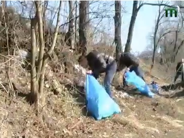 В Ужгороді волонтери прибирали береги Ужа від сміття (ФОТО)