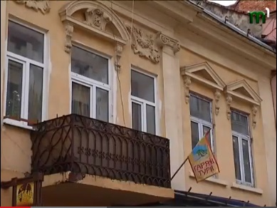 В центрі Ужгорода мешканці будинку конфліктують з власником підвалу (ВІДЕО)