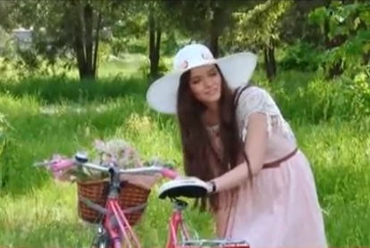 У новому кліпі "Рокаша" дівчина на рожевому велосипеді причарувала поета Любку (ВІДЕО)