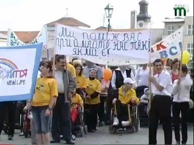 В Ужгороді відбувся марш-ходотон дітей з особливими потребами (ВІДЕО)