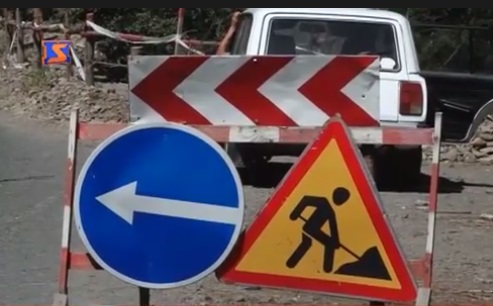 Дорогу, що "сповзла" на Синевирському перевалі, не ремонтують другий рік (ВІДЕО)