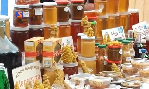 У 10-му фестивалі меду в Мукачеві взяли участь близько 50 пасічників (ВІДЕО)