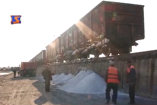 До Ужгорода доправили перший вагон "зимової" солі (ВІДЕО)