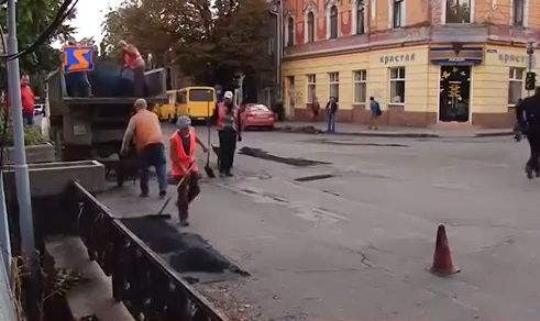 В Ужгороді "ямково" ремонтують проїжджу частину площі Петефі (ВІДЕО)