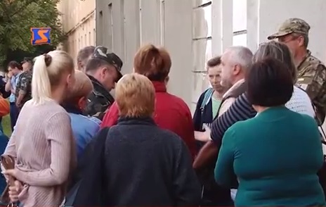 Жінки з Іршавщини у Мукачеві протестували проти відправки тербату на Схід (ВІДЕО)