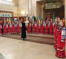 Закарпатський народний хор провів мистецьку патріотичну акцію на залізничному вокзалі Ужгорода (ВІДЕО)
