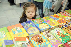 В Ужгороді маленькі лицарі-читачі розповідали про улюблених книжкових героїв від закарпатських письменників (ВІДЕО)
