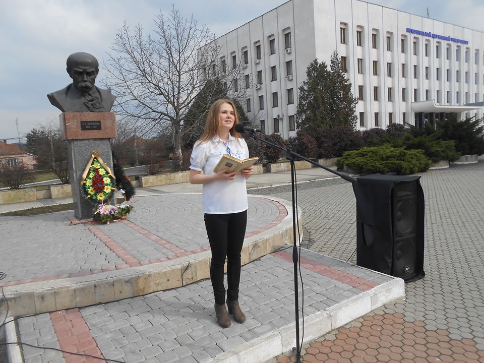 Кожен із учасників акції "Віч-на-віч з Шевченком" у Мукачеві отримав у подарунок збірку поезій Кобзаря (ВІДЕО)