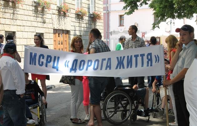 Вихованці "Дороги життя" здійснили марш-ходотон набережною Незалежності в Ужгороді (ВІДЕО)