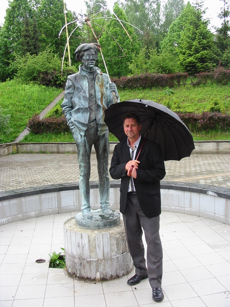 Володимир Мишанич біля пам’ятника одному з засновників поп-арту Енді Ворголу в словацьких Меджилабірцях