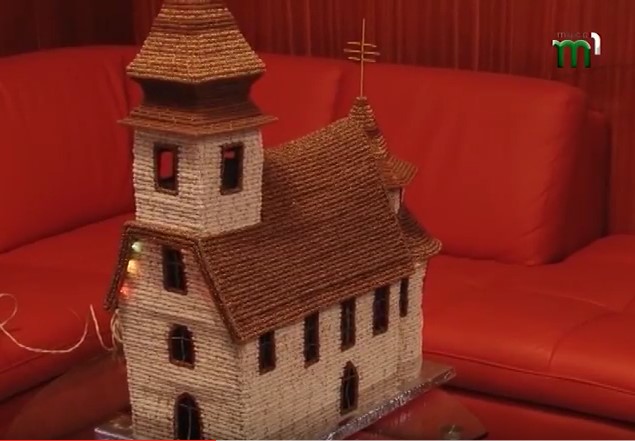 Ужгородець змайстрував 25-кілограмову церкву з мільйона бісерин та 10 км мідного дроту (ВІДЕО)