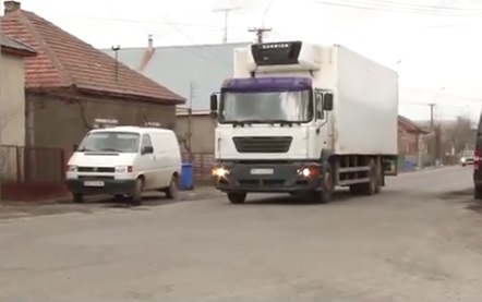 У Виноградові через рух вантажівок люди погрожують перекрити вулицю, що веде до кордону (ВІДЕО)
