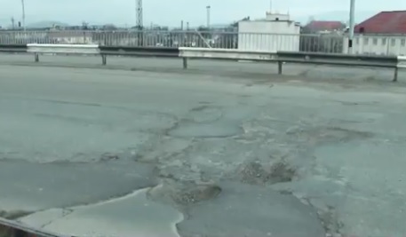 Журналісти здійснили моніторинг стану доріг на мостах у Мукачеві після зими (ВІДЕО)