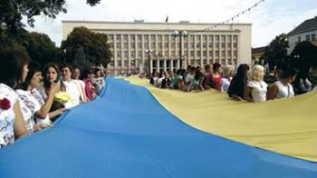 У День Незалежності в Ужгороді на Народній щогодини лунатимуть фанфари та "цвістиме" 7-метровий тризуб