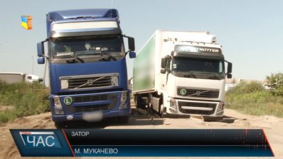 Через вантажівку, що застрягла колесом у вибоїні, у Мукачеві на Пряшівській-об'їзній утворився затор (ВІДЕО)
