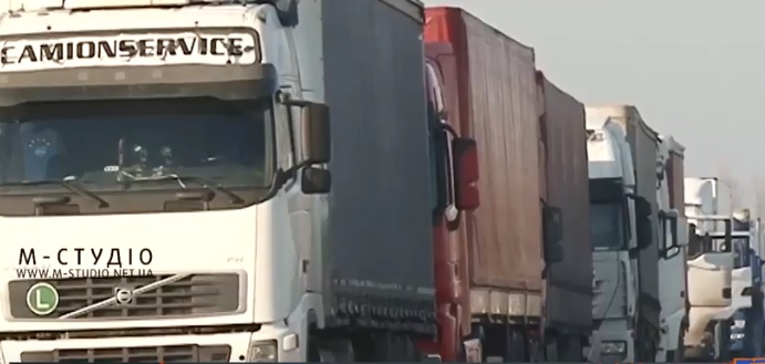 На кордоні в Дяковому на Виноградівщині вантажівки стоять в черзі по три доби (ВІДЕО)