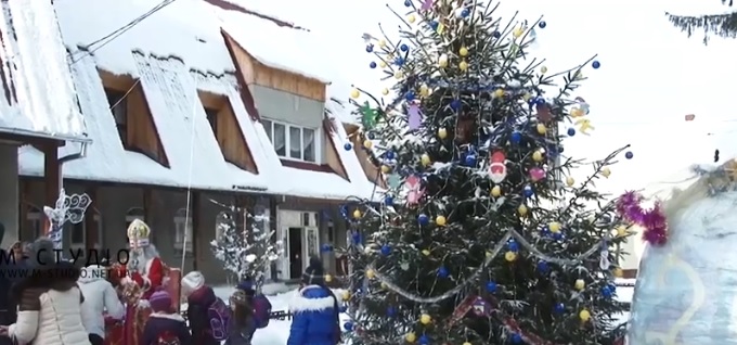 У Білині на Рахівщині під концертний супровід та з подарунками запалали вогники на новорічній ялинці (ВІДЕО)