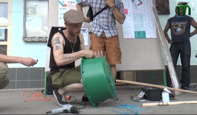 Харківські музиканти навчали ужгородців створювати незвичні музичні інструменти зі звичайних речей (ВІДЕО)