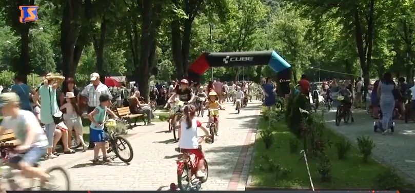 У Хусті відбулися дитячі велоперегони "Ми – чемпіони!" (ВІДЕО)