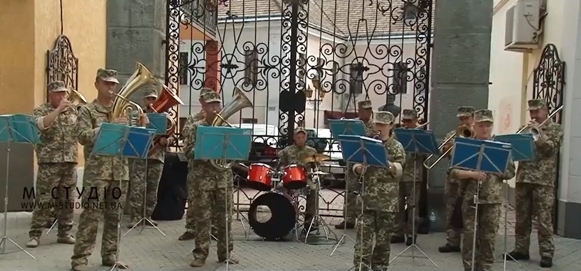До 96-ої річниці 128-ї закарпатської бригади військовий оркестр улаштував у Мукачеві концерт просто неба (ВІДЕО)