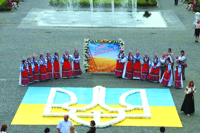 Головні державні свята в Ужгороді відзначатимуть із квітковим велетенським тризубом і ходою зі 100-метровим прапором 
