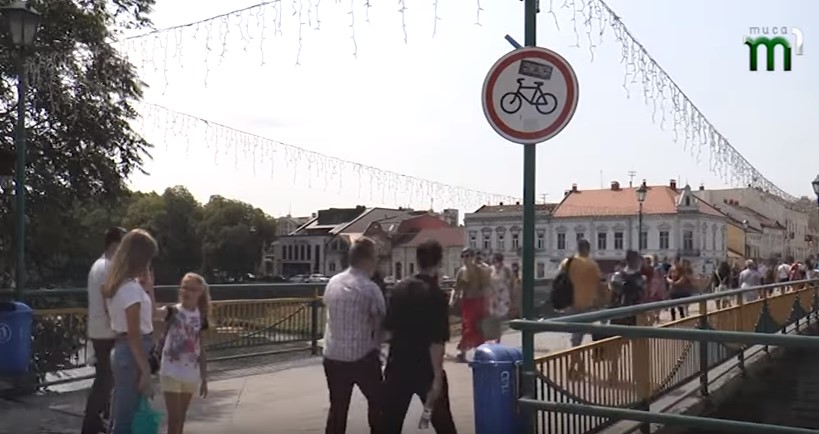 В Ужгороді велосипедисти, порушуючи правила дорожнього руху, їздять пішохідним мостом (ВІДЕО)