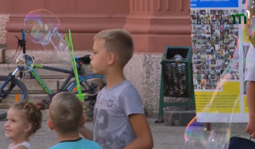 В Ужгороді відбулася бульбашкова акція, присвячена Дню Незалежності України (ВІДЕО) 