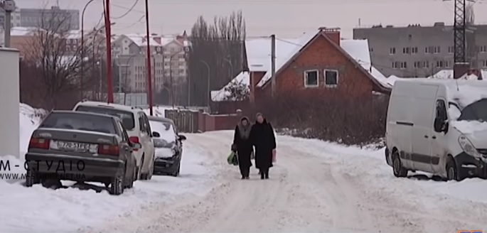 Водії та пішоходи в Ужгороді скаржаться на заметені снігом дороги (ВІДЕО)