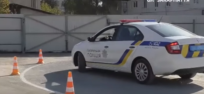 Патрульні поліцейські в Ужгороді змагалися у керуванні авто із перешкодами (ВІДЕО)