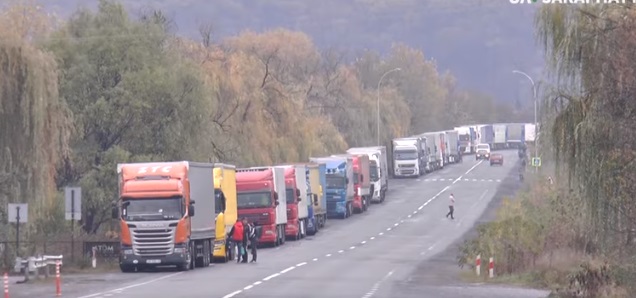 На кордонах на Закарпатті все ще зберігаються довжелезні черги вантажівок (ВІДЕО)