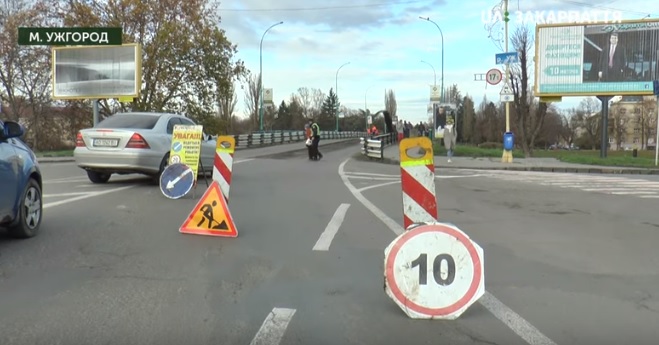 В Ужгороді на транспортному мосту Масарика ремонтують дорожнє покриття (ВІДЕО)