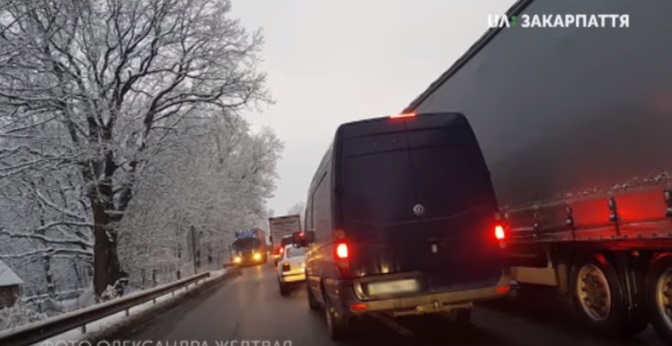 Черга з вантажівок на кордоні з Угорщиною на Закарпатті розтяглася на 11 км (ВІДЕО)