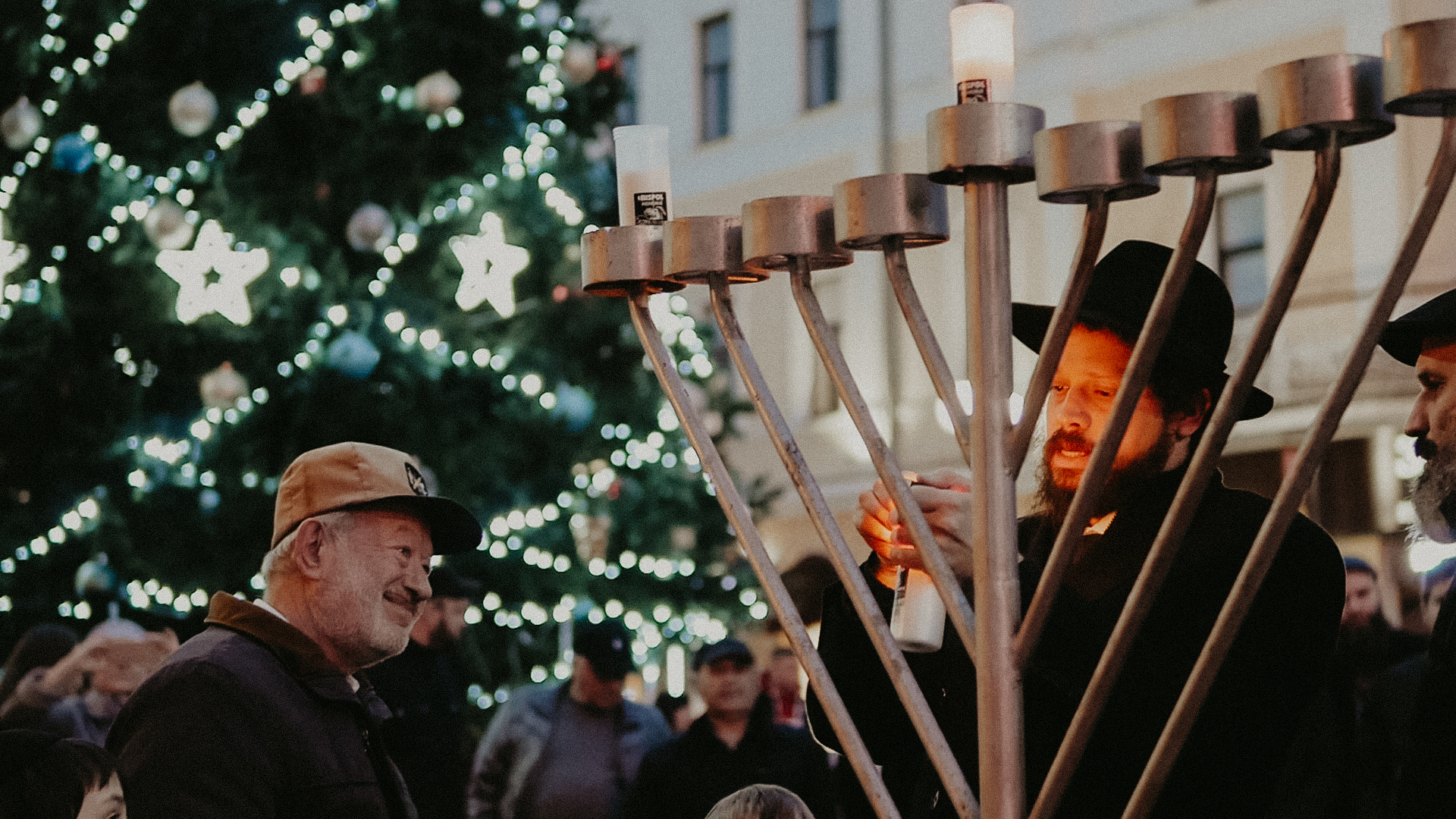 У центрі Мукачева євреї відзначили другий день Хануки (ФОТО)