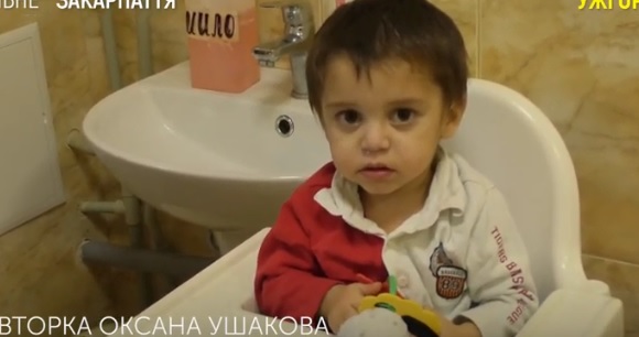 В Ужгороді жінка, залишивши маленького сина на охоронця ринку, покинула дитину напризволяще (ВІДЕО)