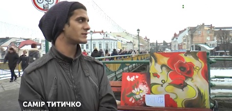 Ужгородський художник-самоук, що живе й працює на вулиці, за півроку продав понад 60 своїх картин (ВІДЕО)