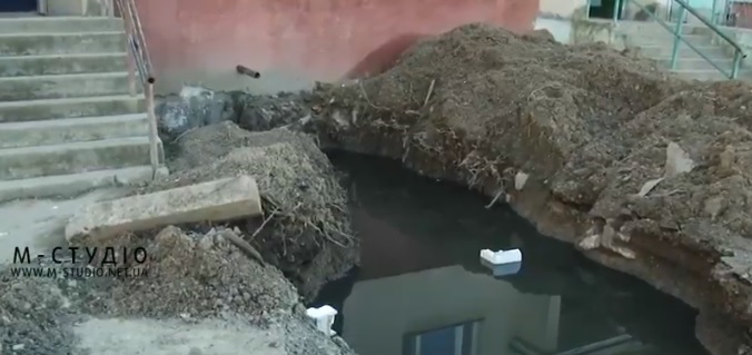 У Батьові на Берегівщині замість нової каналізації – смердючі калюжі (ВІДЕО)