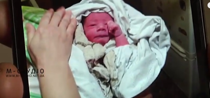 Маленького Мартіна, покинутого після народження у під’їзді в Хусті, перевели з пологового  (ВІДЕО)