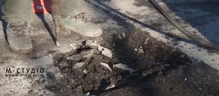 У Хусті аварійно ремонтують дороги холодним асфальтом (ВІДЕО)