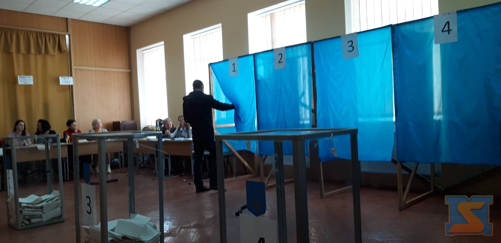 У Хусті вибори почалися вчасно і проходять без порушень (ФОТО)