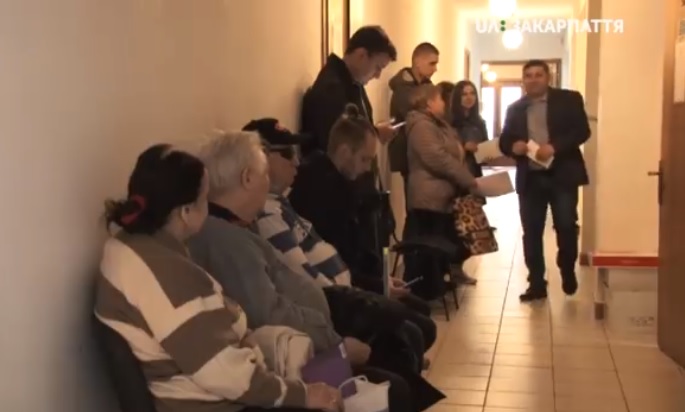 Понaд 1300 виборців тимчacово змінили місце голосувaння, щоб проголосувати в Ужгороді (ВІДЕО)